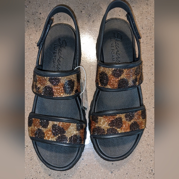 NWT SKECHERS LUXE FOAM LEOPARD PRINT VELCRO SANDALS - Picture 3 of 9